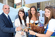 Artur Steinmann, Präsident Frankenwein, die Fränkische Weinkönigin Christin Ungemach, Stadträtin Kristina Frank und die bayerische Milchprinzessin Susanne Polz zu Gast auf dem Bayerischen Genussfestival (©Foto: Martin Schmitz)